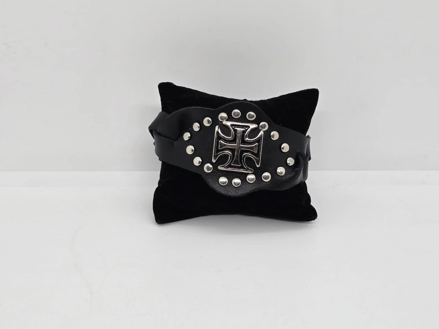 UNISEX Black Leather Large Maltese Cross Snap Bracelet (sku8320)