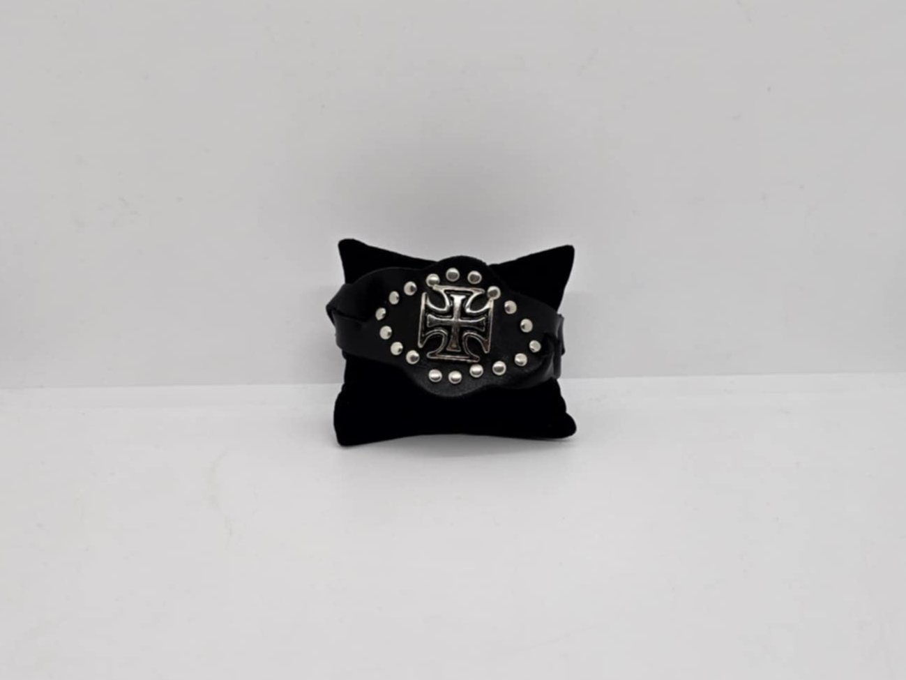 UNISEX Black Leather Large Maltese Cross Snap Bracelet (sku8320)